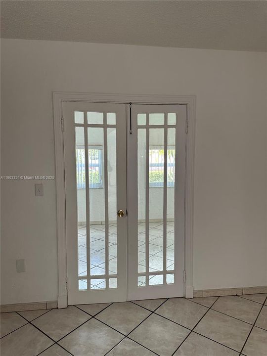 For Rent: $3,100 (3 beds, 2 baths, 2220 Square Feet)