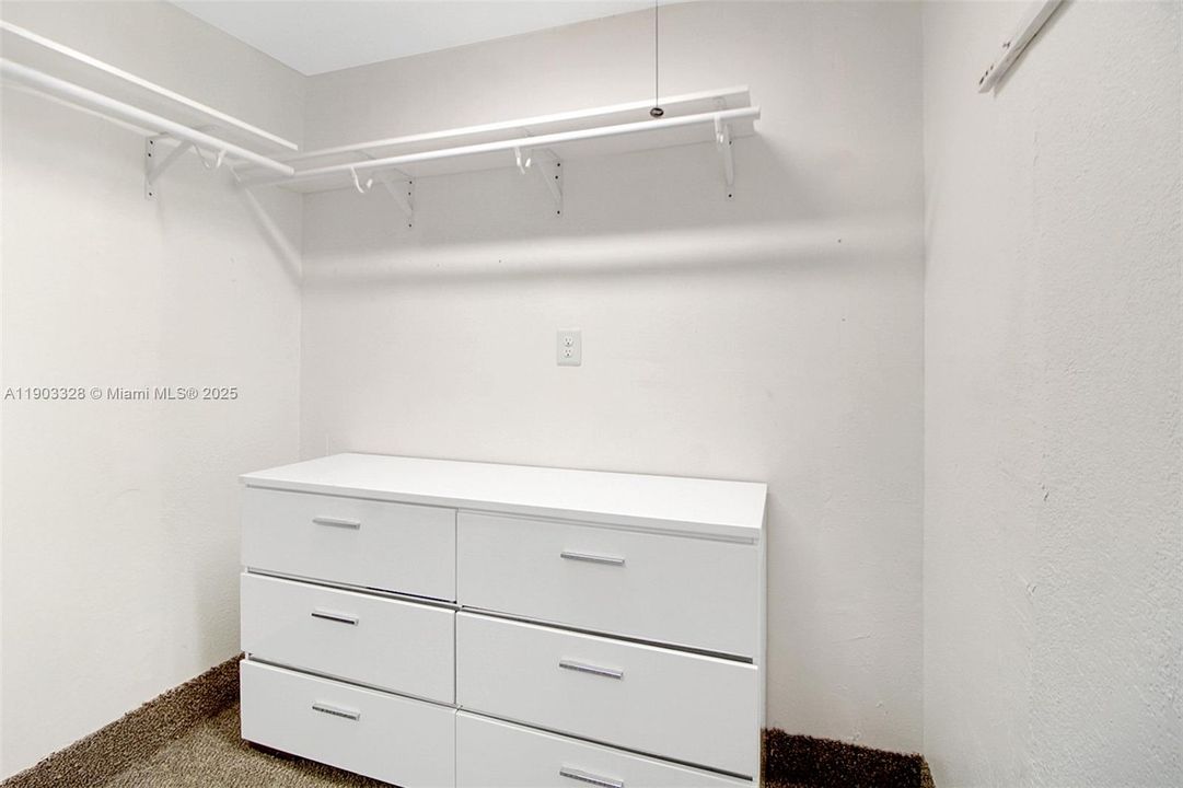 Active With Contract: $469,000 (3 beds, 2 baths, 1232 Square Feet)