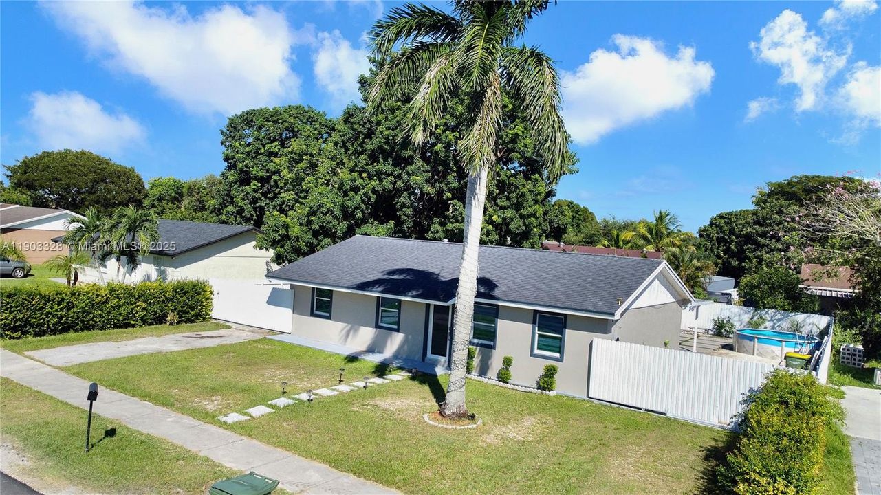 Active With Contract: $469,000 (3 beds, 2 baths, 1232 Square Feet)