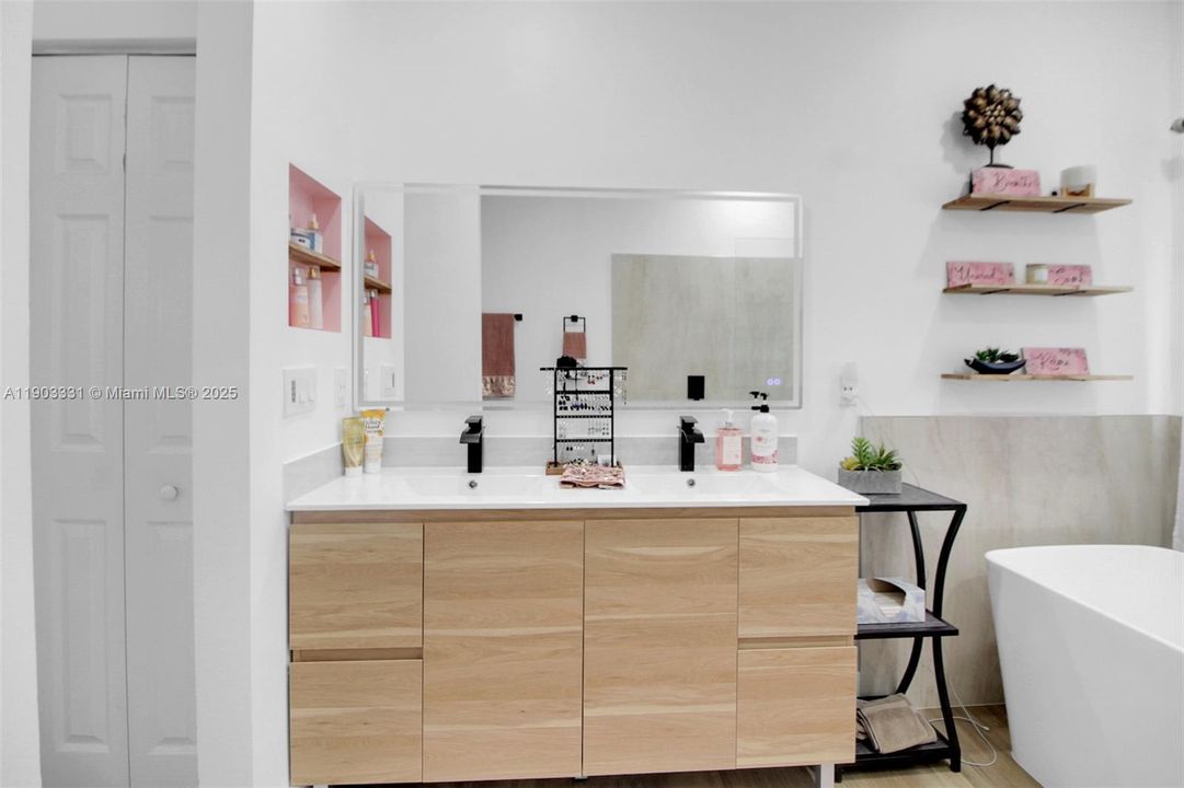 На продажу: $690,000 (4 спален, 2 ванн, 1878 Квадратных фут)