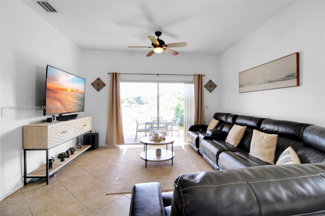 На продажу: $690,000 (4 спален, 2 ванн, 1878 Квадратных фут)