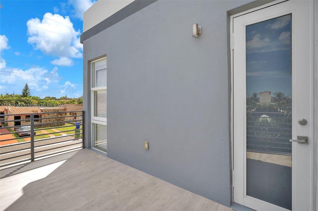 出租: $8,250 (3 贝兹, 3 浴室, 2850 平方英尺)