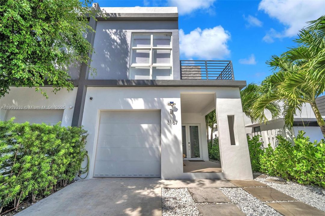 出租: $8,250 (3 贝兹, 3 浴室, 2850 平方英尺)