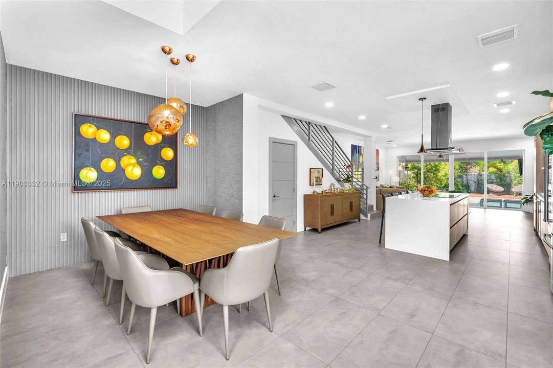 出租: $8,250 (3 贝兹, 3 浴室, 2850 平方英尺)