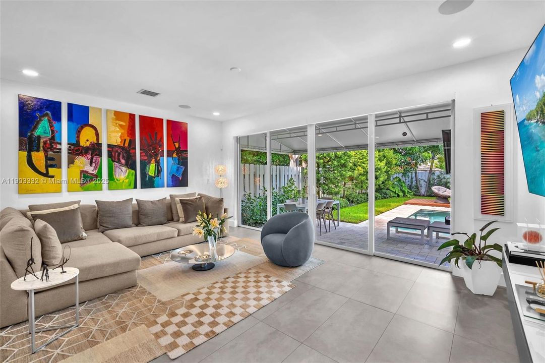 出租: $8,250 (3 贝兹, 3 浴室, 2850 平方英尺)