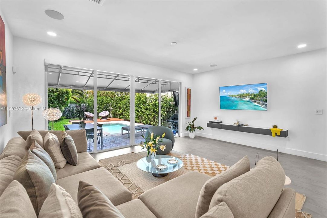 出租: $8,250 (3 贝兹, 3 浴室, 2850 平方英尺)