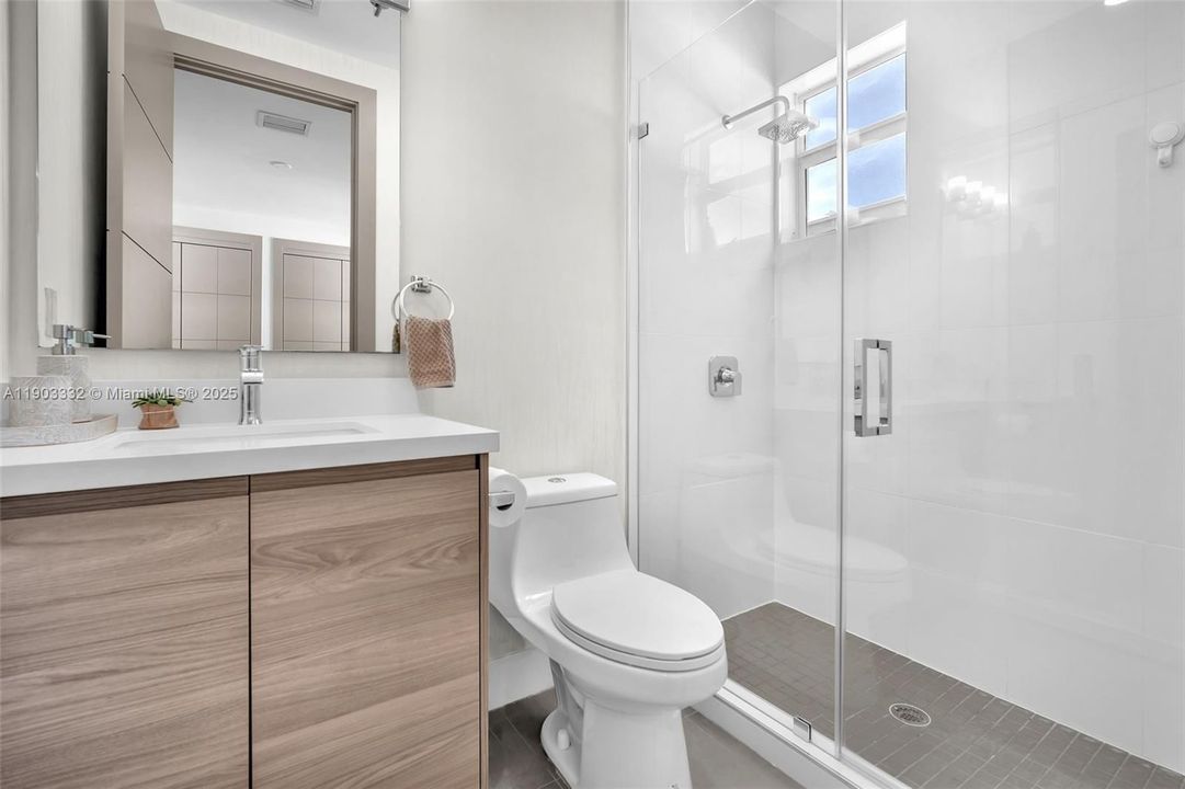 出租: $8,250 (3 贝兹, 3 浴室, 2850 平方英尺)