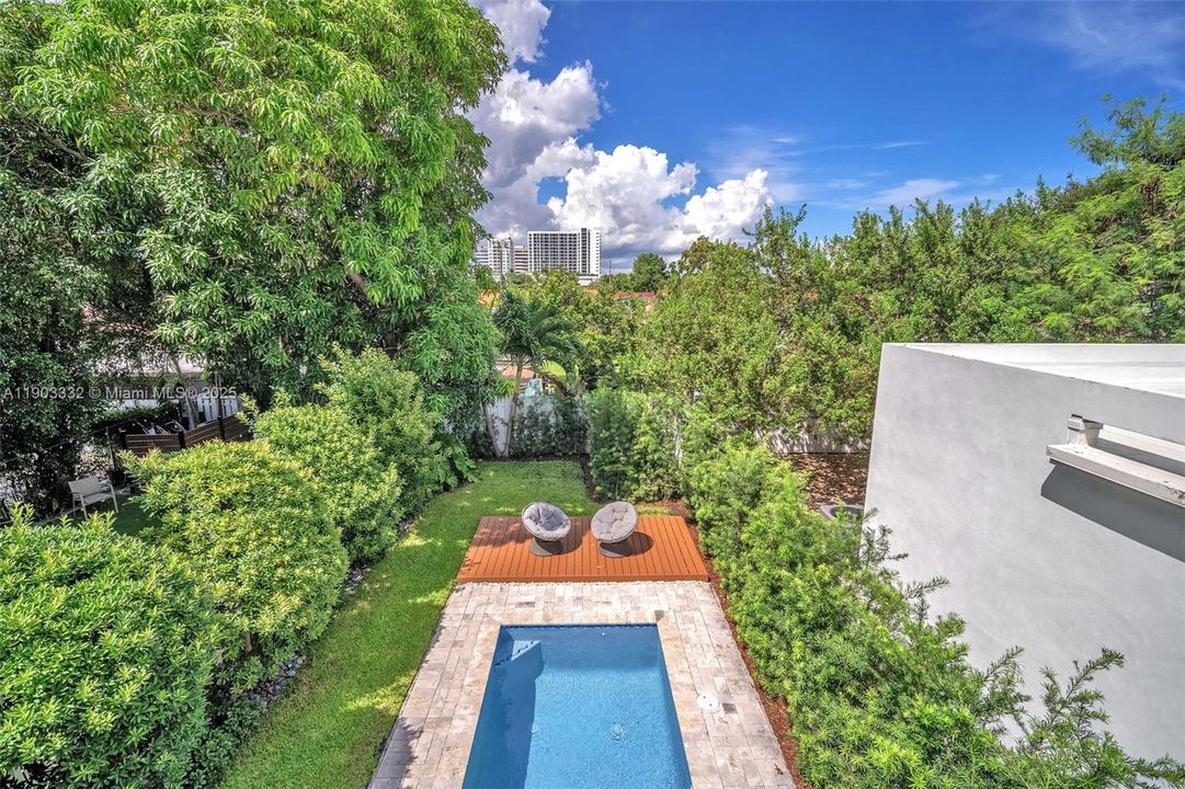 出租: $8,250 (3 贝兹, 3 浴室, 2850 平方英尺)