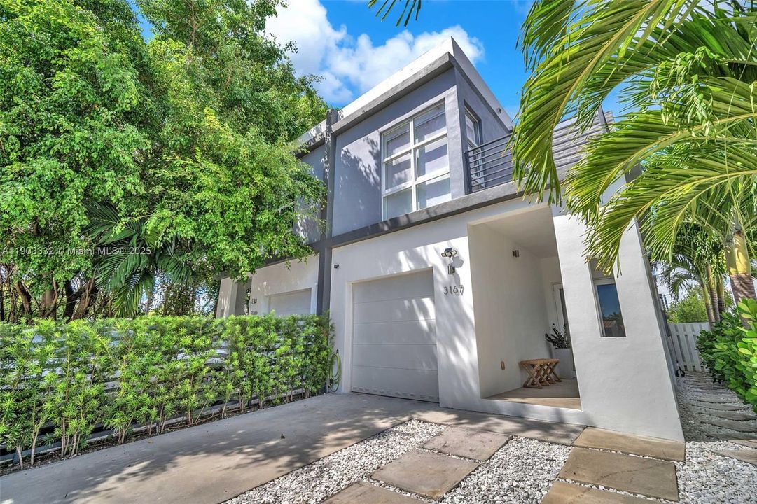 出租: $8,250 (3 贝兹, 3 浴室, 2850 平方英尺)