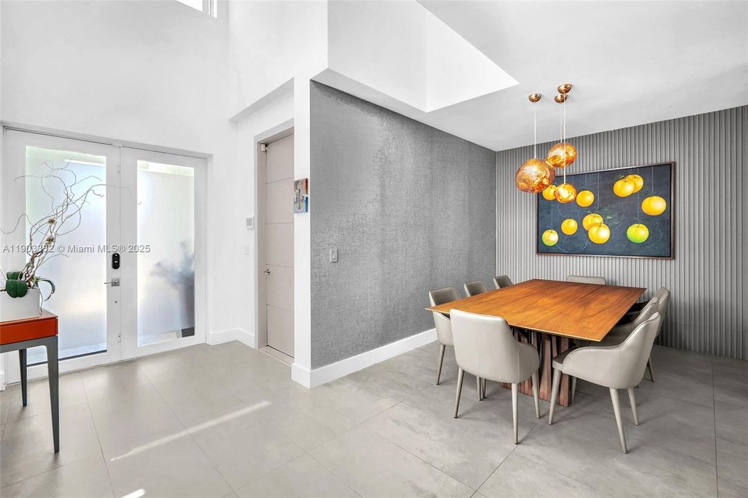 出租: $8,250 (3 贝兹, 3 浴室, 2850 平方英尺)