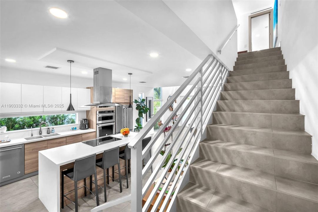 出租: $8,250 (3 贝兹, 3 浴室, 2850 平方英尺)