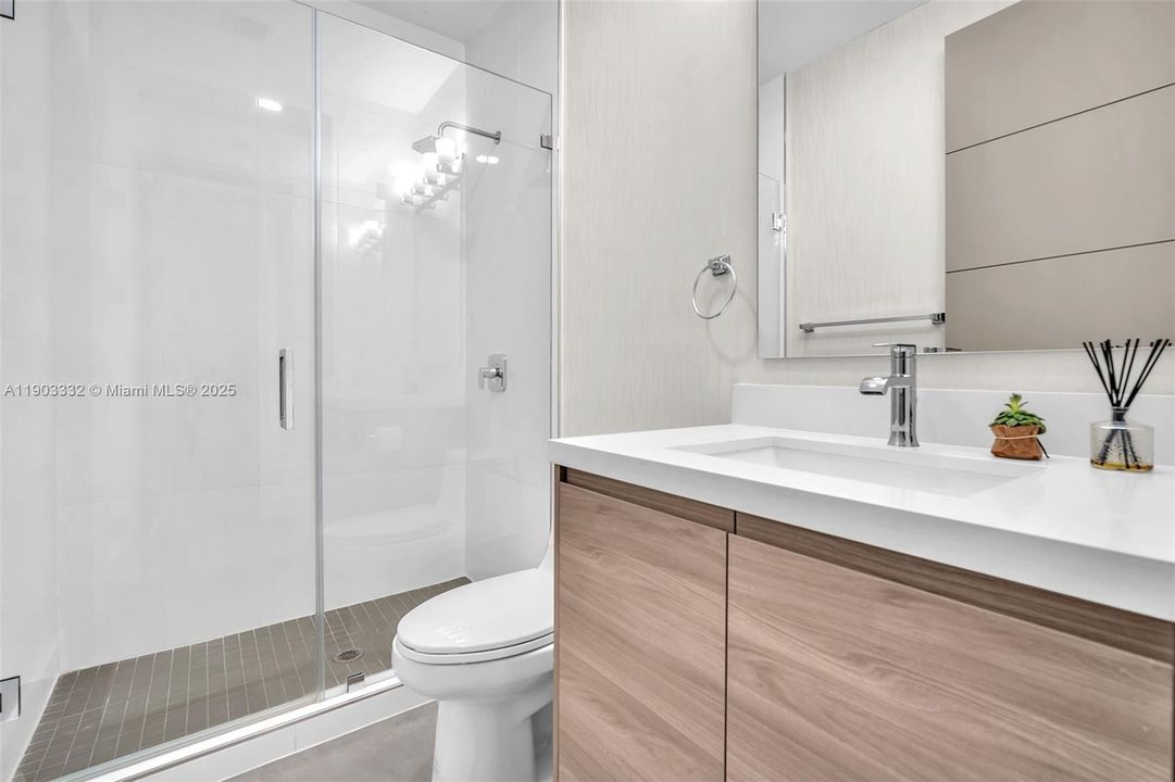 出租: $8,250 (3 贝兹, 3 浴室, 2850 平方英尺)