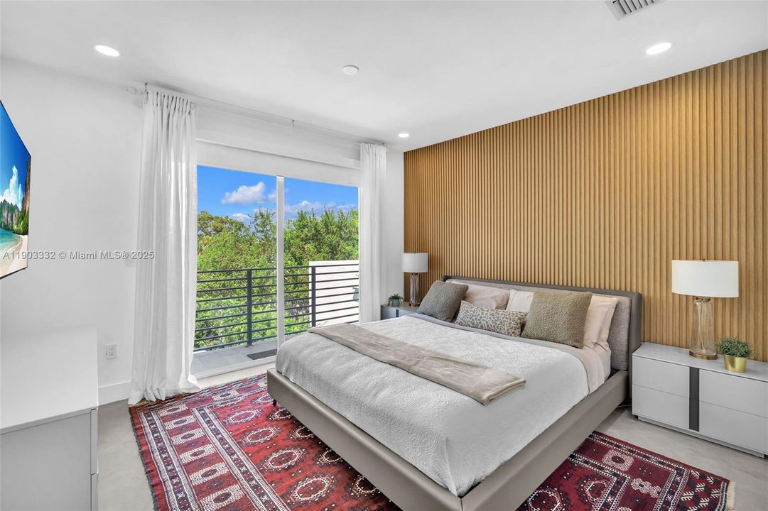 出租: $8,250 (3 贝兹, 3 浴室, 2850 平方英尺)