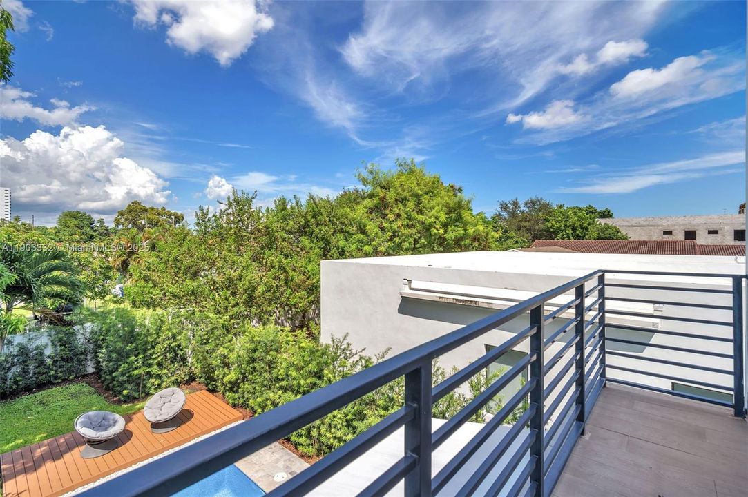 出租: $8,250 (3 贝兹, 3 浴室, 2850 平方英尺)