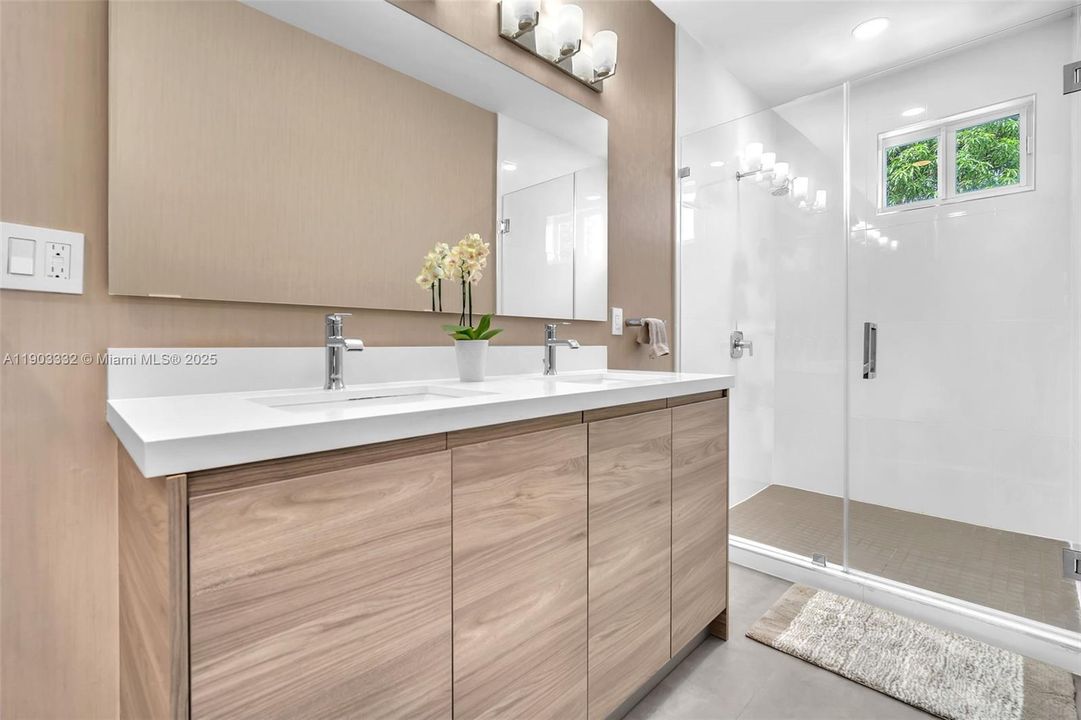 出租: $8,250 (3 贝兹, 3 浴室, 2850 平方英尺)