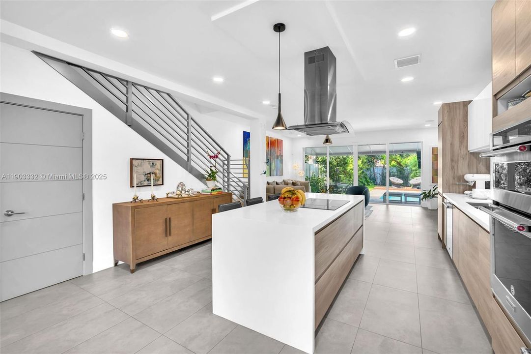 出租: $8,250 (3 贝兹, 3 浴室, 2850 平方英尺)