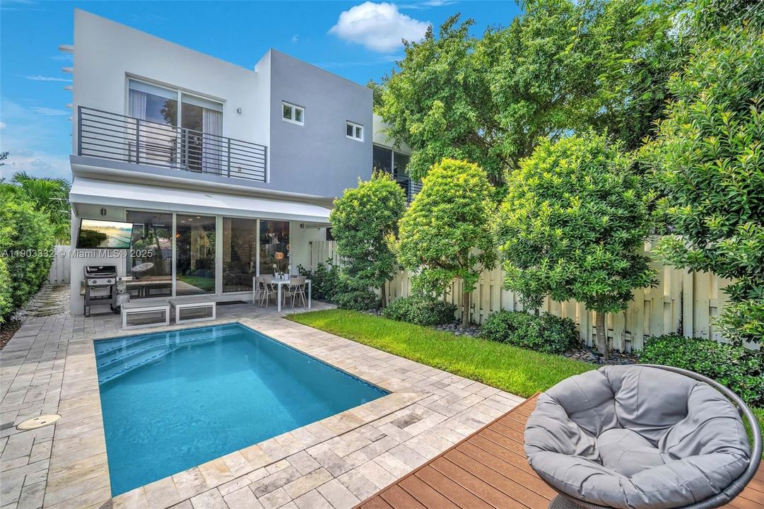 出租: $8,250 (3 贝兹, 3 浴室, 2850 平方英尺)