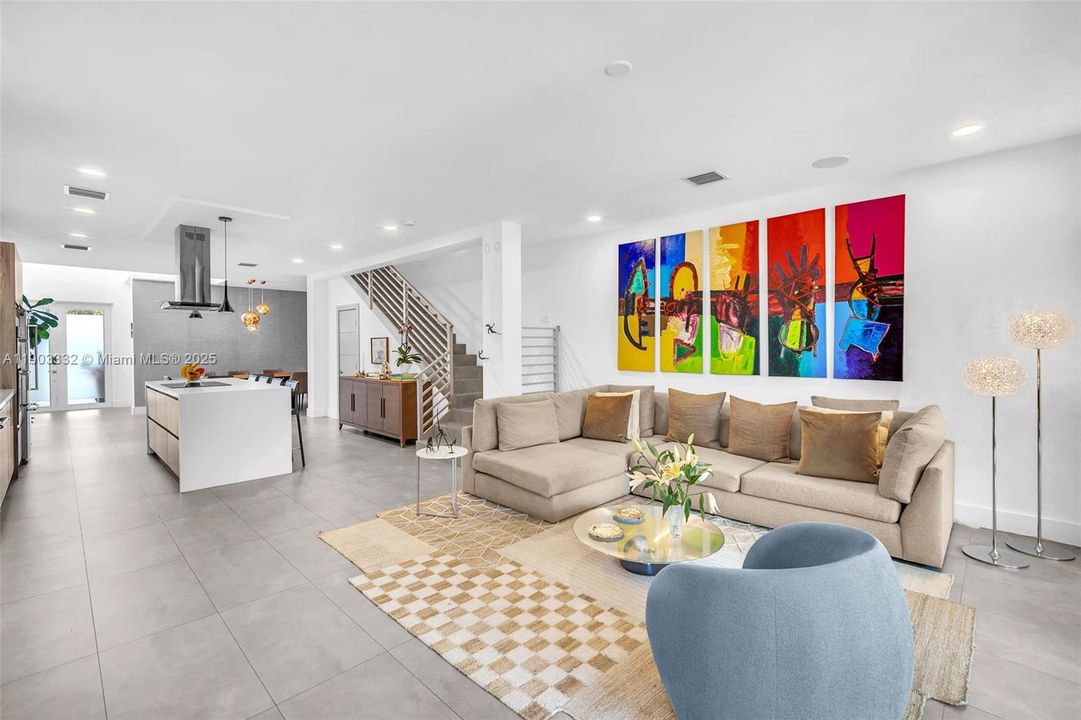 出租: $8,250 (3 贝兹, 3 浴室, 2850 平方英尺)