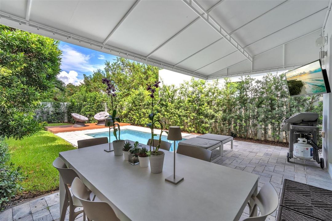 出租: $8,250 (3 贝兹, 3 浴室, 2850 平方英尺)