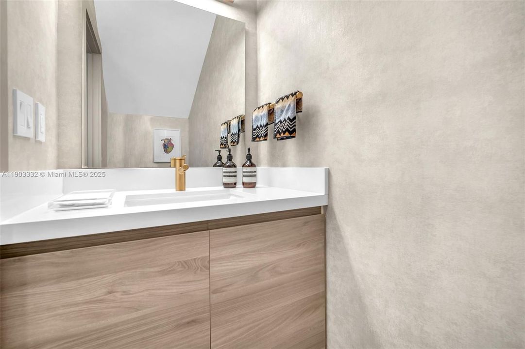 出租: $8,250 (3 贝兹, 3 浴室, 2850 平方英尺)