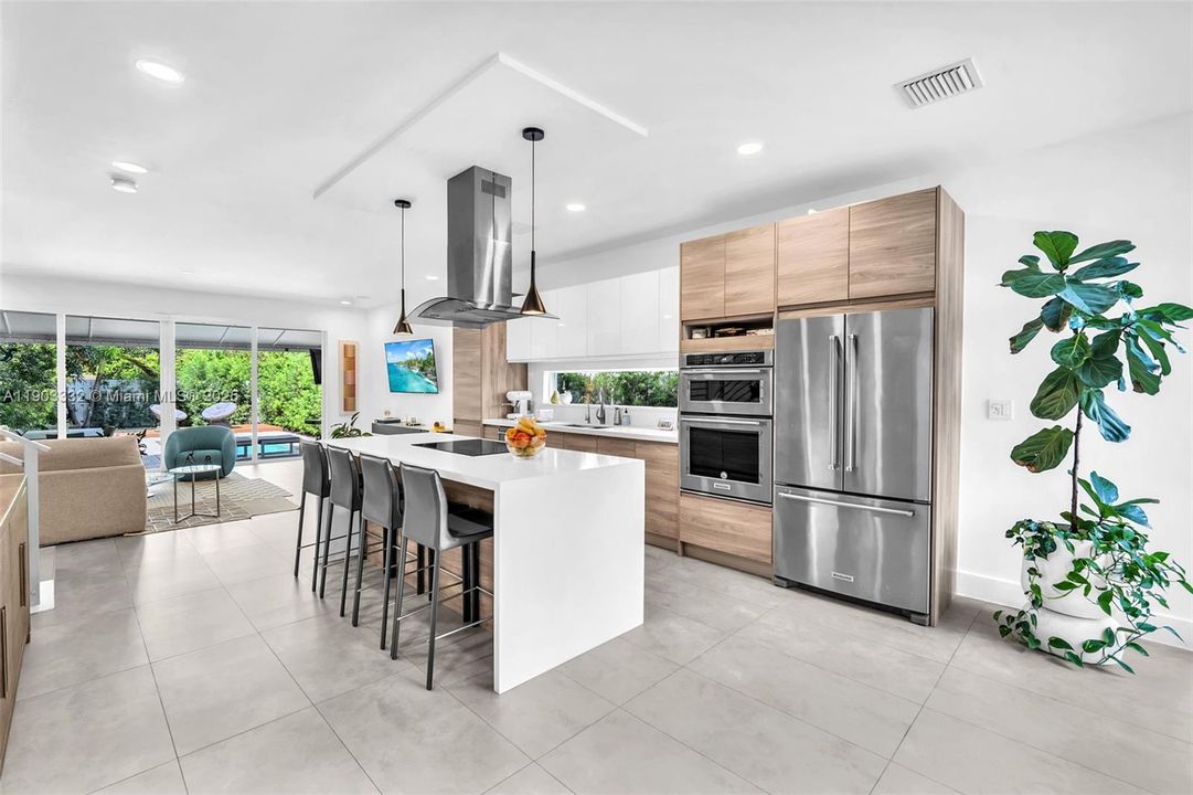 出租: $8,250 (3 贝兹, 3 浴室, 2850 平方英尺)