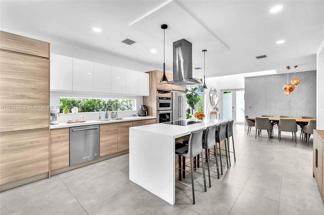 出租: $8,250 (3 贝兹, 3 浴室, 2850 平方英尺)