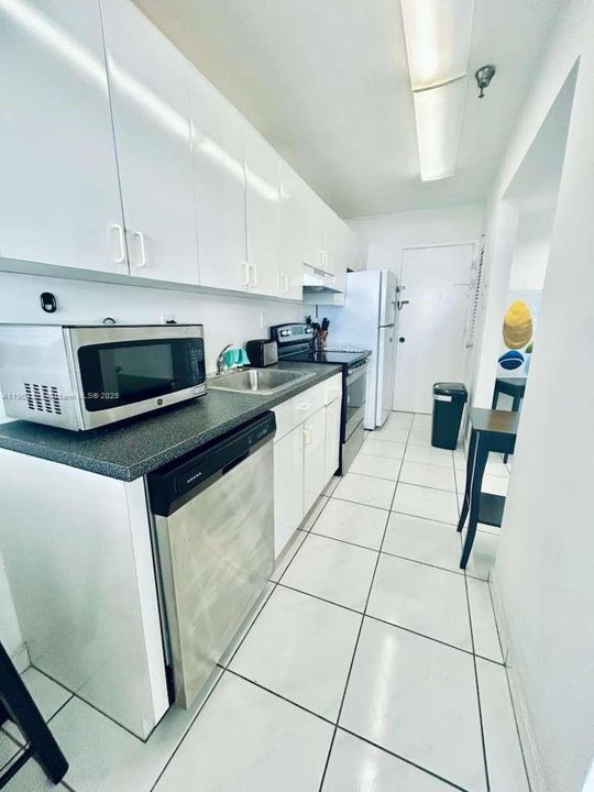 For Rent: $2,500 (0 beds, 1 baths, 550 Square Feet)