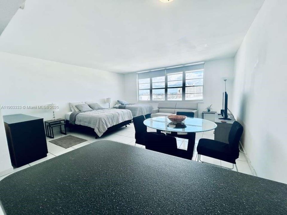 For Rent: $2,500 (0 beds, 1 baths, 550 Square Feet)