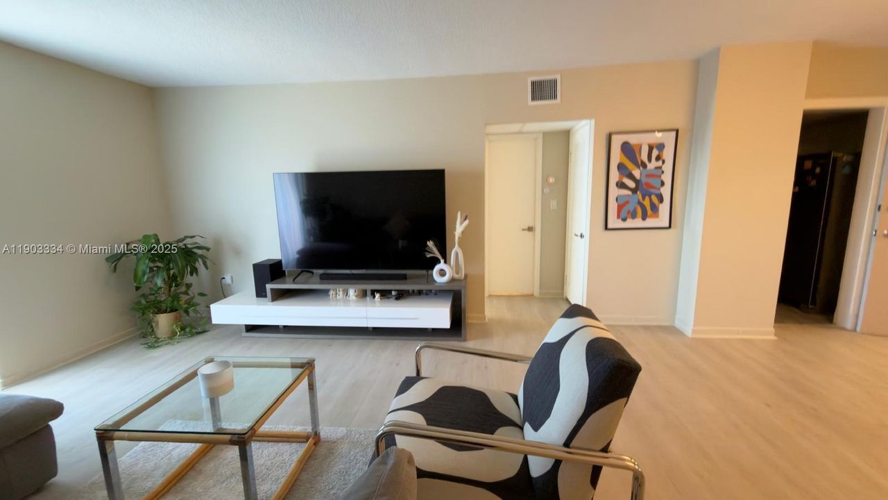 For Rent: $1,995 (1 beds, 1 baths, 705 Square Feet)
