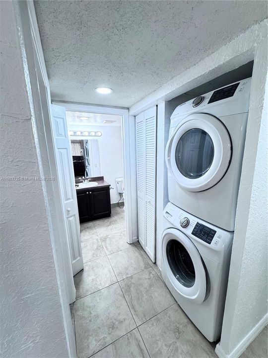 Recently Rented: $2,195 (2 beds, 2 baths, 820 Square Feet)