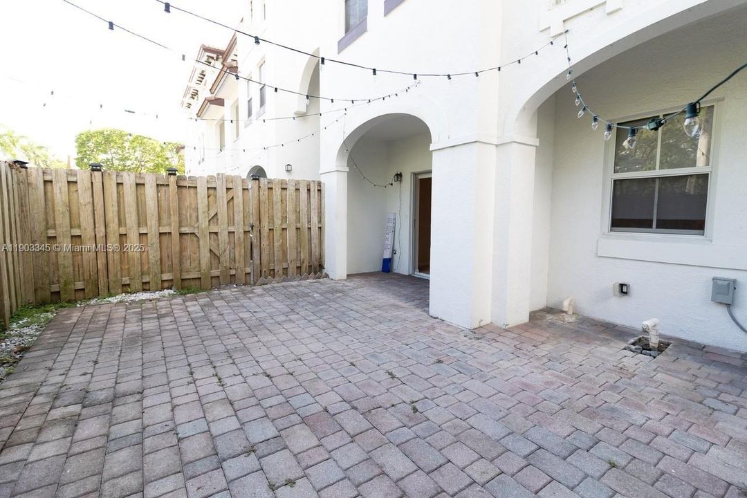 Recently Rented: $2,990 (3 beds, 2 baths, 1227 Square Feet)