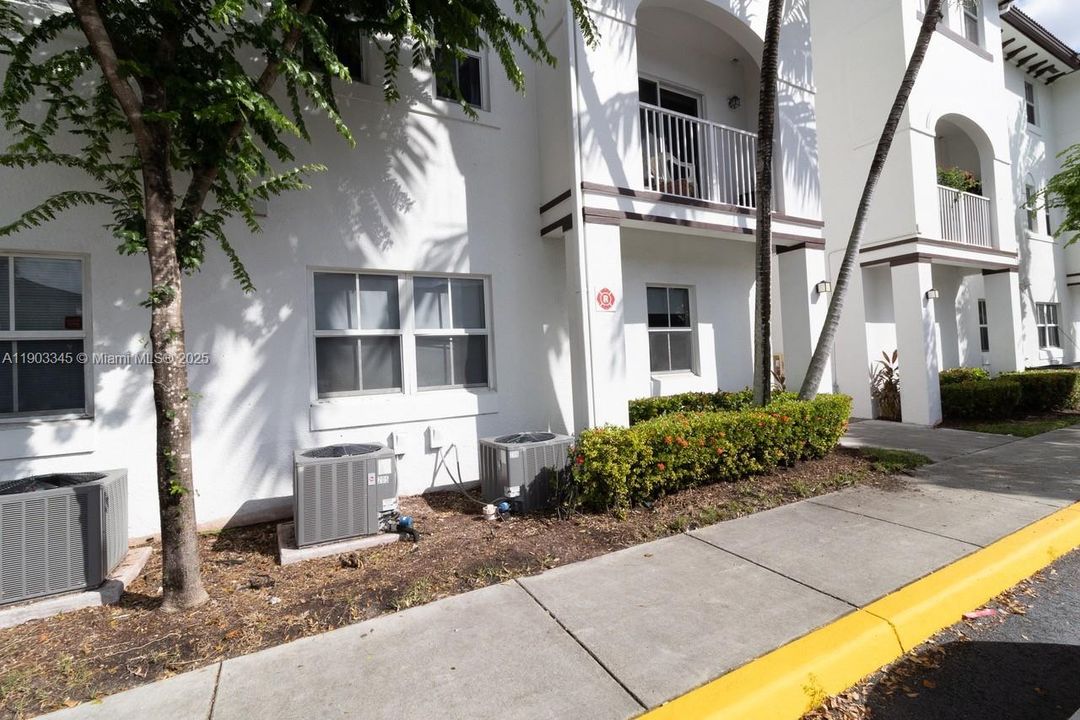 Recently Rented: $2,990 (3 beds, 2 baths, 1227 Square Feet)