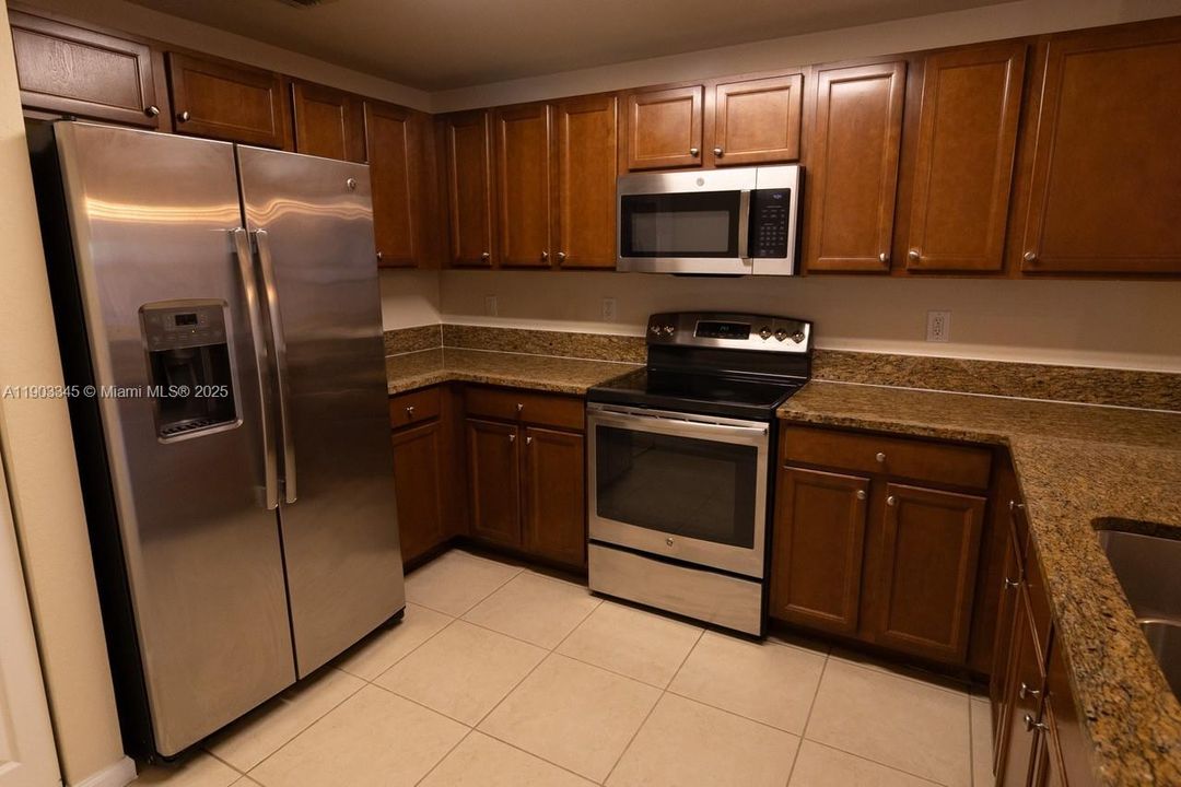 Recently Rented: $2,990 (3 beds, 2 baths, 1227 Square Feet)