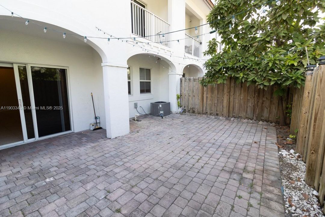 Recently Rented: $2,990 (3 beds, 2 baths, 1227 Square Feet)