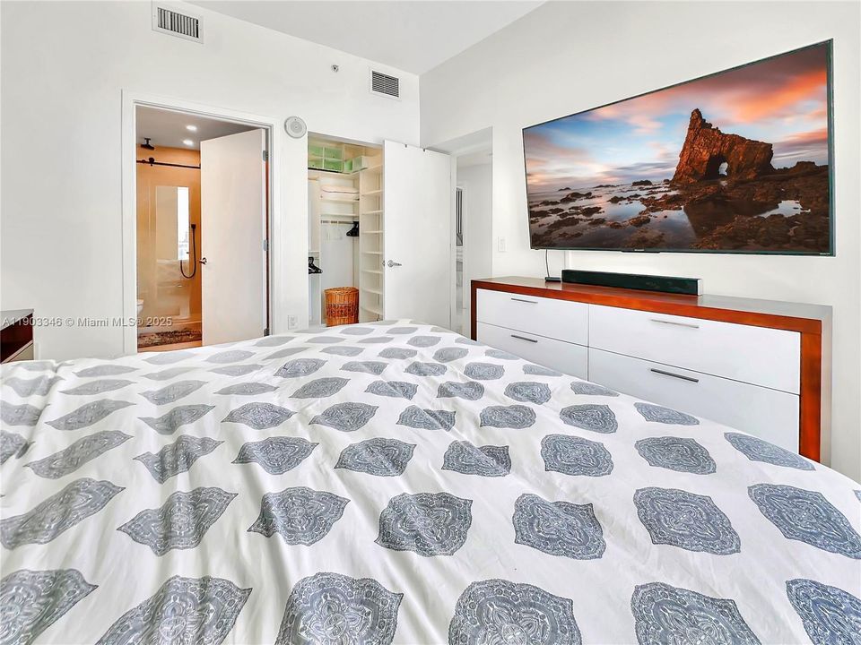 For Rent: $7,000 (3 beds, 3 baths, 1230 Square Feet)