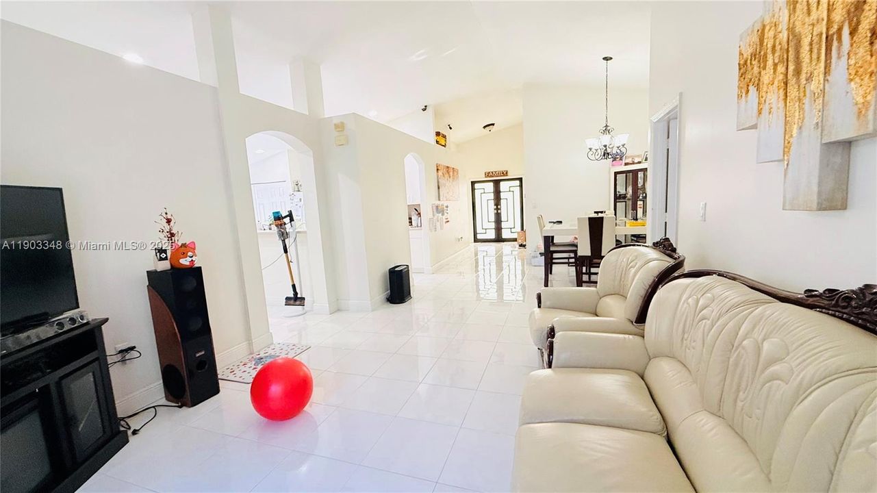 На продажу: $714,999 (3 спален, 2 ванн, 1616 Квадратных фут)