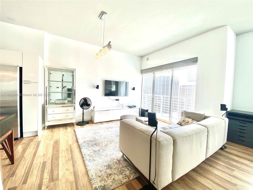 For Rent: $2,650 (1 beds, 1 baths, 665 Square Feet)