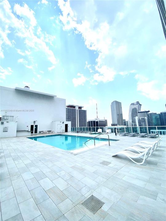 For Rent: $2,650 (1 beds, 1 baths, 665 Square Feet)