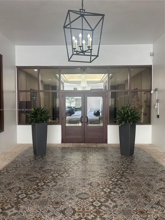 Active With Contract: $566,000 (2 beds, 2 baths, 932 Square Feet)