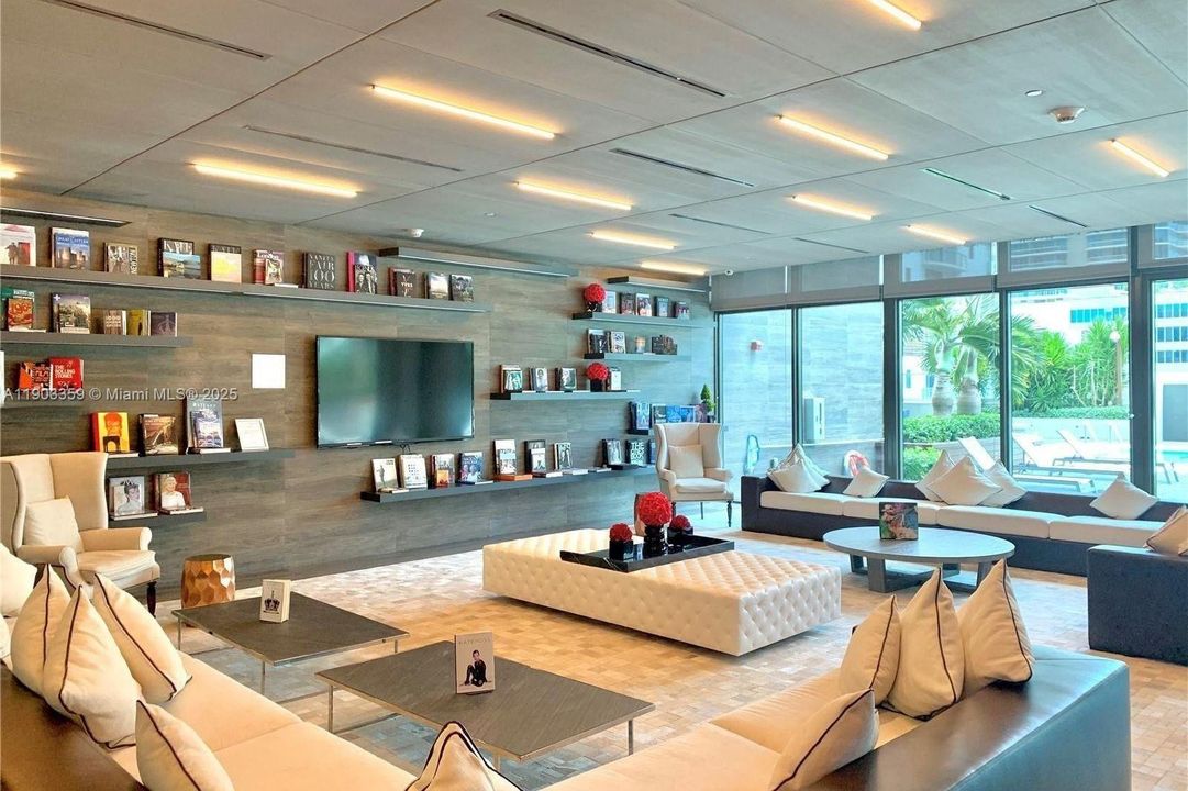 Recently Rented: $4,000 (1 beds, 1 baths, 748 Square Feet)