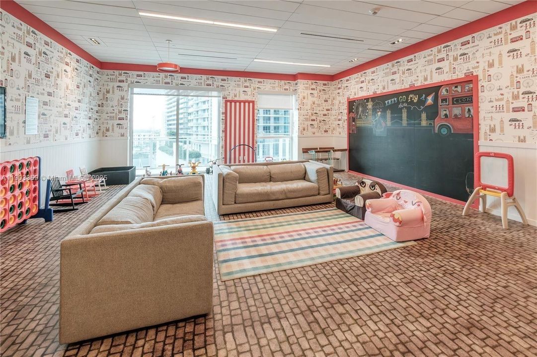 Recently Rented: $4,000 (1 beds, 1 baths, 748 Square Feet)