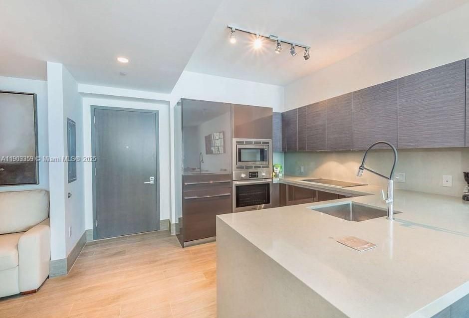 Recently Rented: $4,000 (1 beds, 1 baths, 748 Square Feet)