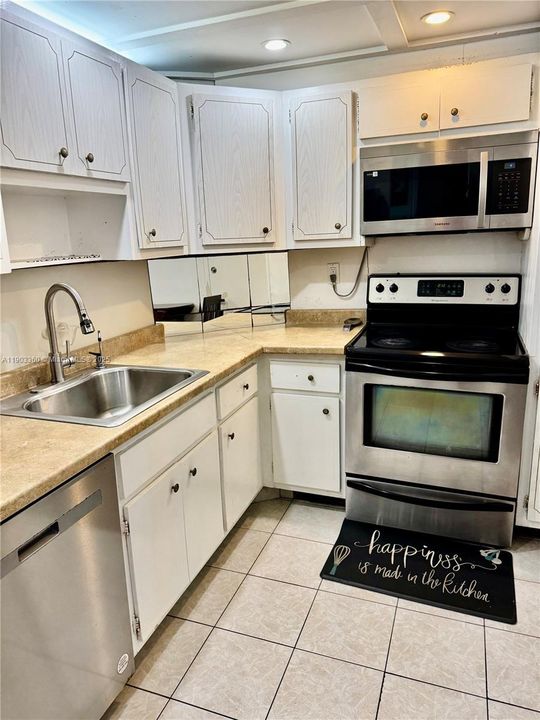 For Rent: $2,300 (1 beds, 1 baths, 762 Square Feet)