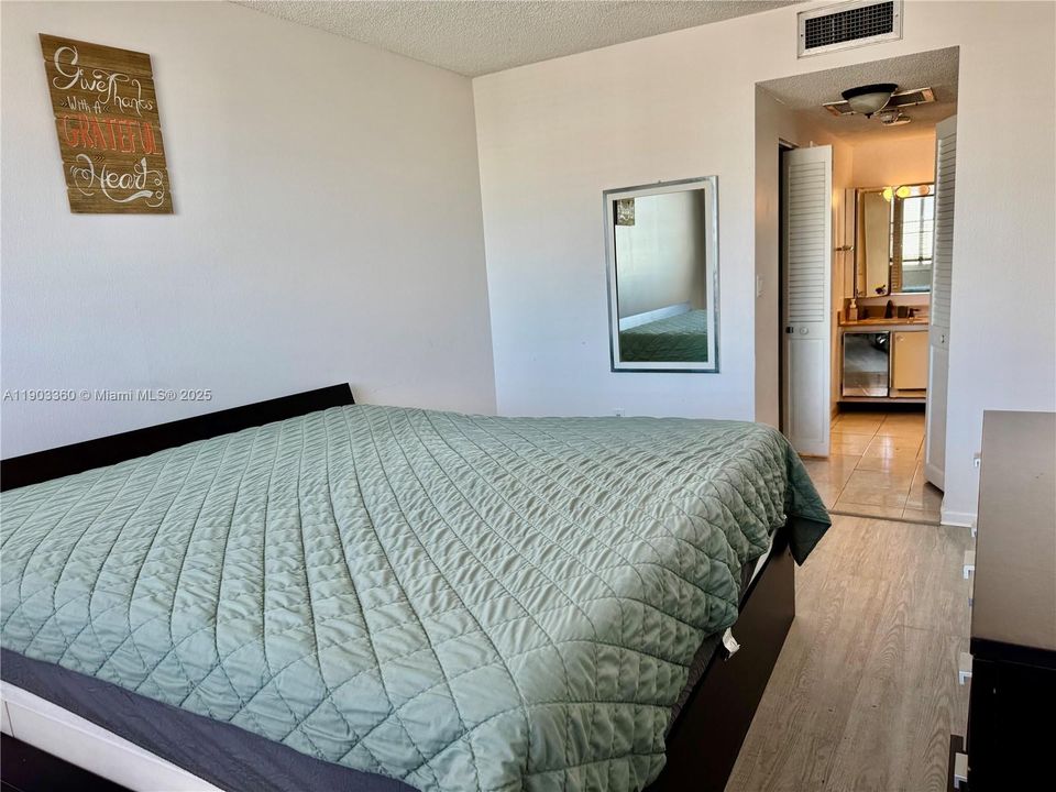 For Rent: $2,300 (1 beds, 1 baths, 762 Square Feet)