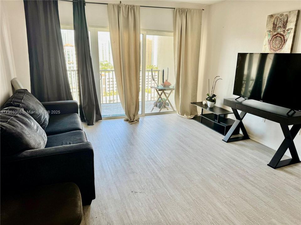 For Rent: $2,300 (1 beds, 1 baths, 762 Square Feet)