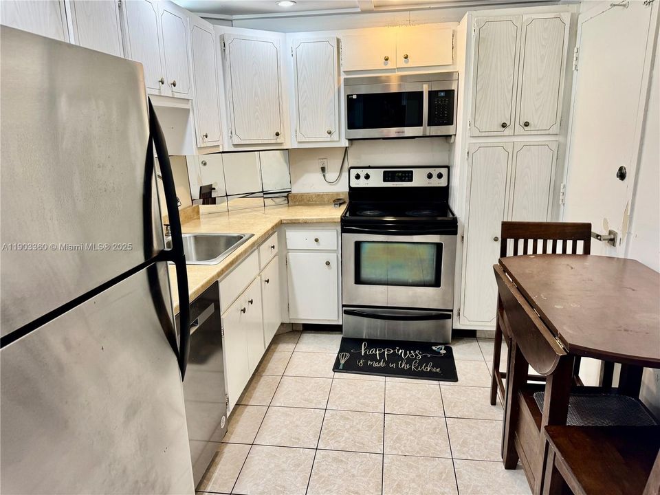 For Rent: $2,300 (1 beds, 1 baths, 762 Square Feet)