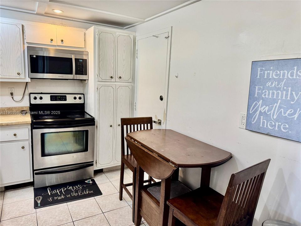 For Rent: $2,300 (1 beds, 1 baths, 762 Square Feet)