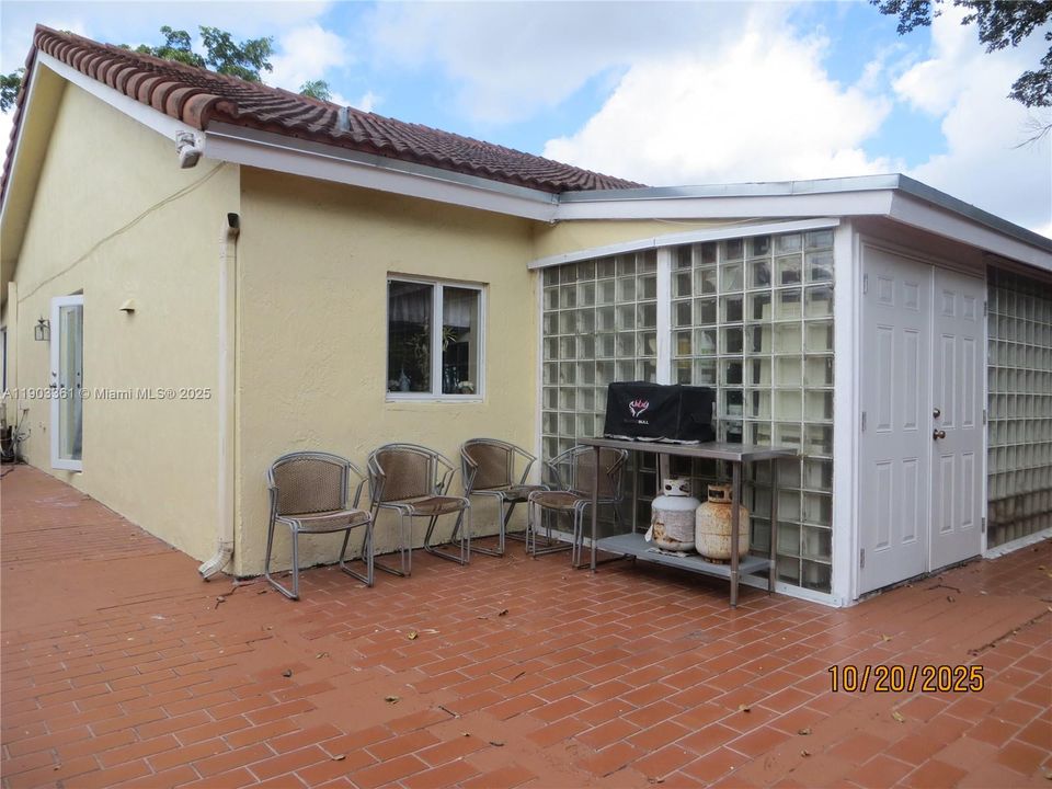 For Sale: $720,000 (3 beds, 2 baths, 2283 Square Feet)