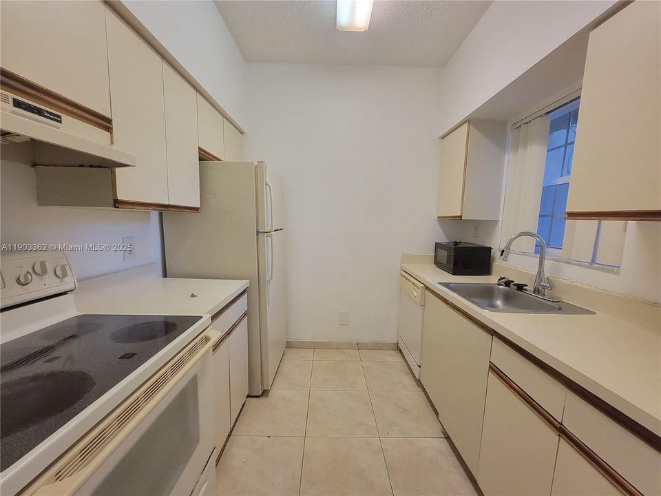 For Rent: $1,700 (1 beds, 1 baths, 605 Square Feet)