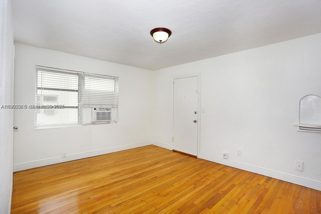 For Rent: $2,200 (2 beds, 1 baths, 884 Square Feet)